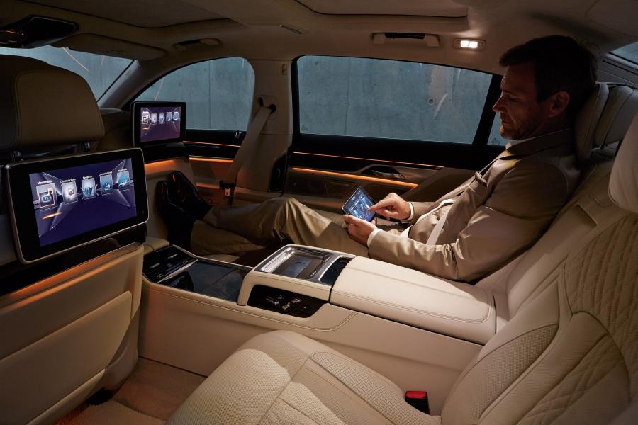  BMW 750Li xDrive 2015 года  (фото 16 из 41)